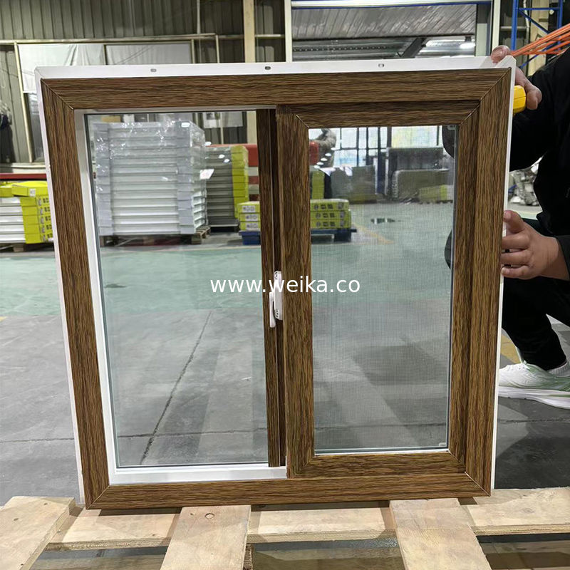 Janela deslizante de UPVC à medida Grãos de madeira/branco de dois tons Cores e tamanhos personalizáveis Ecrã incorporado Fabricante OEM