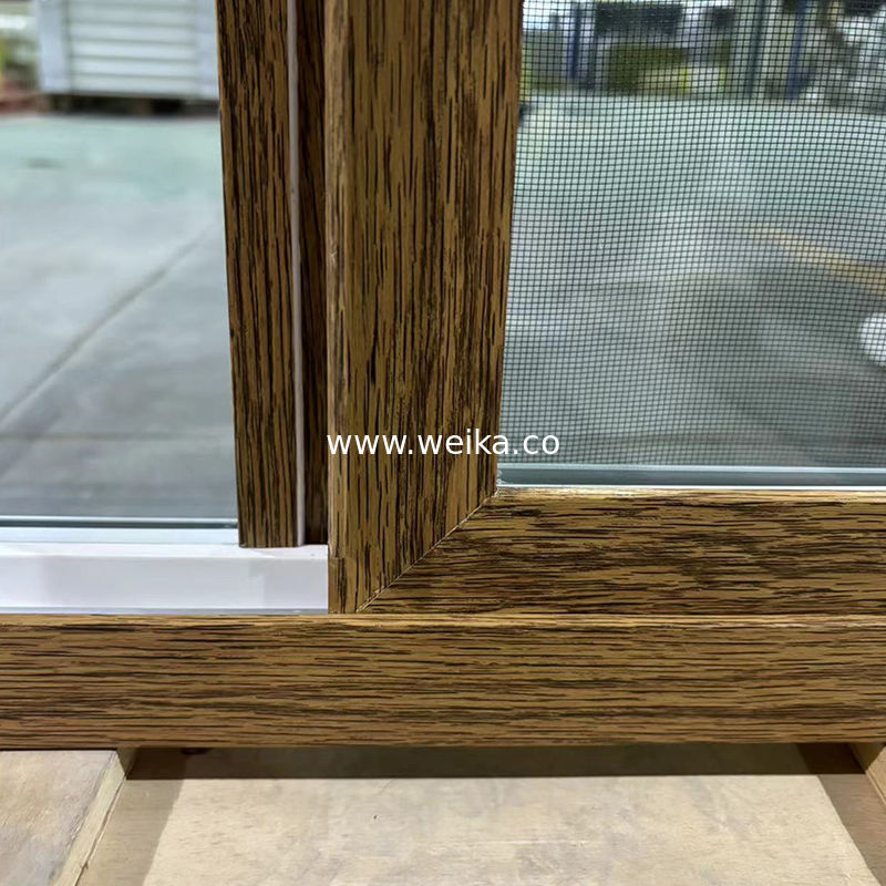 Janela deslizante de UPVC à medida Grãos de madeira/branco de dois tons Cores e tamanhos personalizáveis Ecrã incorporado Fabricante OEM